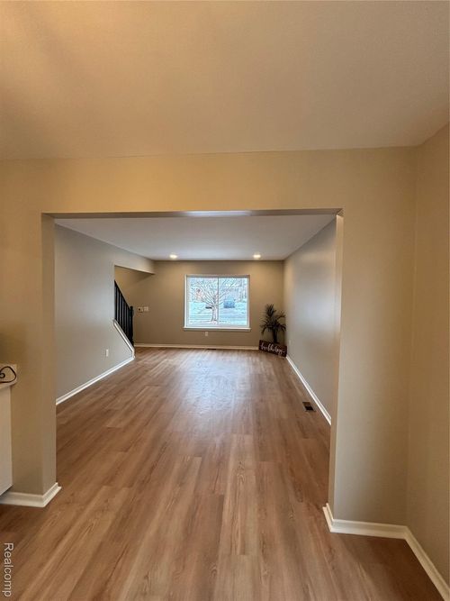 8821 Knolson Ave, Livonia, MI, 48150-3309 | Card Image