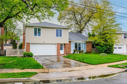 23 Geoffrey Ln, Hewlett, NY, 11557-1002 | Card Image