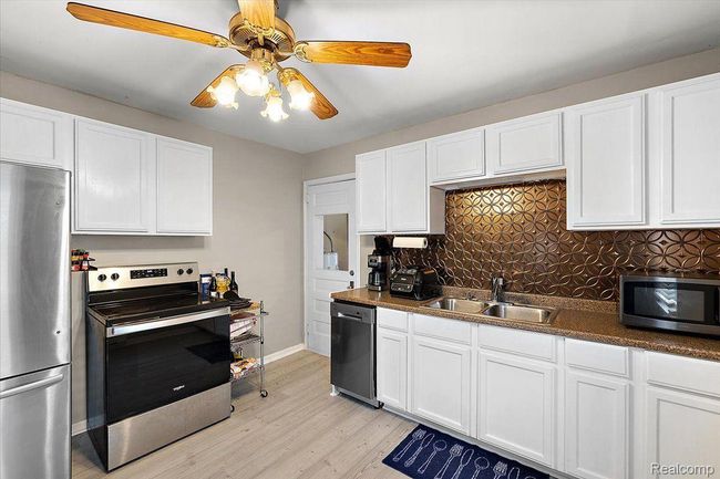 110 W Shevlin Ave, House other with 2 bedrooms, 1 bathrooms and null parking in Hazel Park MI | Image 7