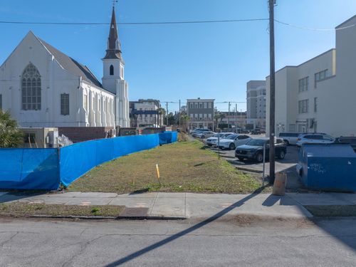 29 Henrietta St, Charleston, SC, 29403-6411 | Card Image