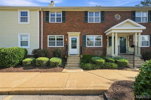 8907 Wrenwood Ln, Brentwood, MO, 63144-1704 | Card Image