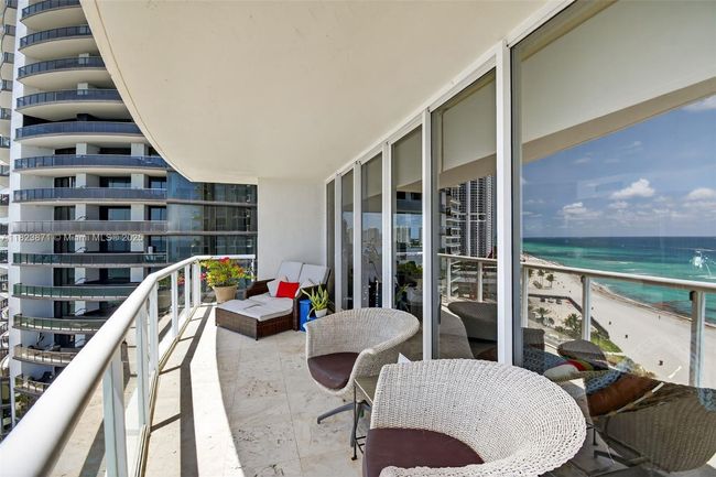 APT-1401 - 18671 Collins Ave, Condo with 3 bedrooms, 4 bathrooms and null parking in Sunny Isles Beach FL | Image 42