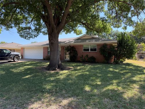 1221 Wade Hampton St, Benbrook, TX, 76126-3521 | Card Image