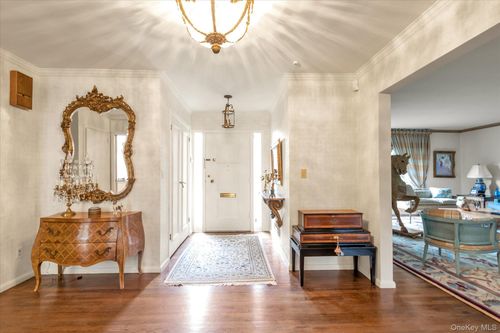 19 Flamingo Rd, Roslyn, NY, 11576-2701 | Card Image