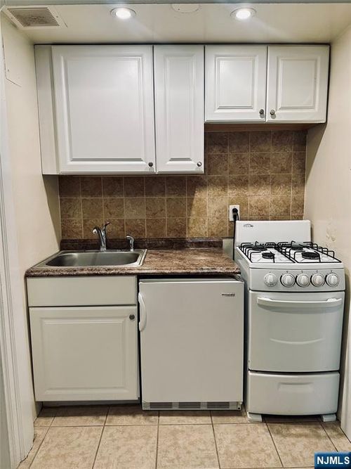 3031 Edwin Ave, Fort Lee, NJ, 07024-3659 | Card Image