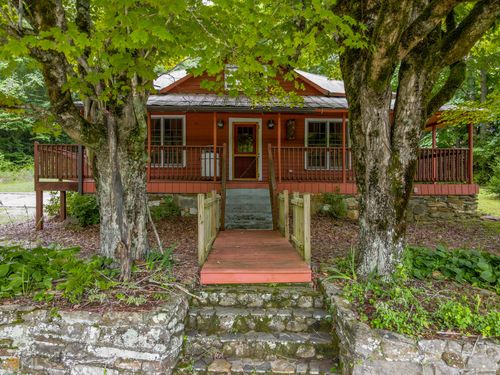 18429 Wayah Rd, Topton, NC, 28781-6623 | Card Image