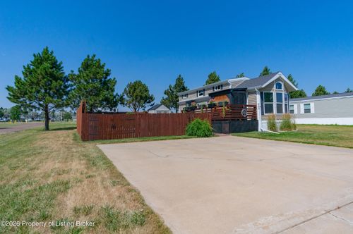 803 Palomino Ln, Dickinson, ND, 58601-6572 | Card Image