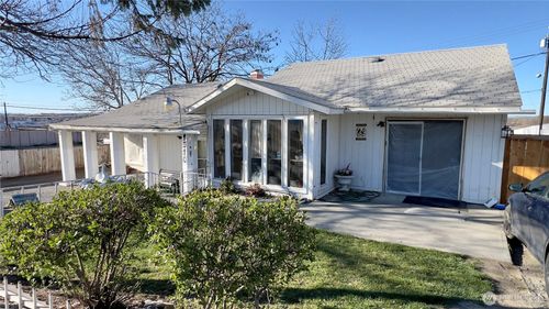 1010 E Terrace Ave, Moses Lake, WA, 98837-1855 | Card Image