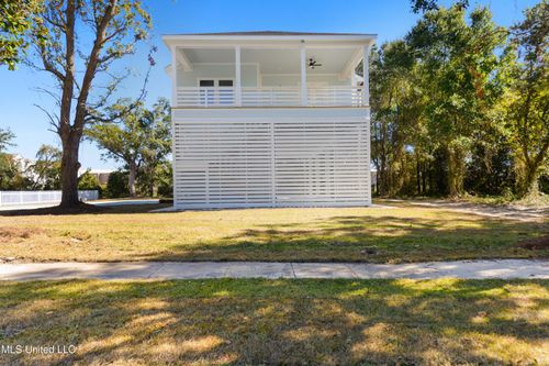 124 Holiday Ave, Pass Christian, MS, 39571-4905 | Card Image