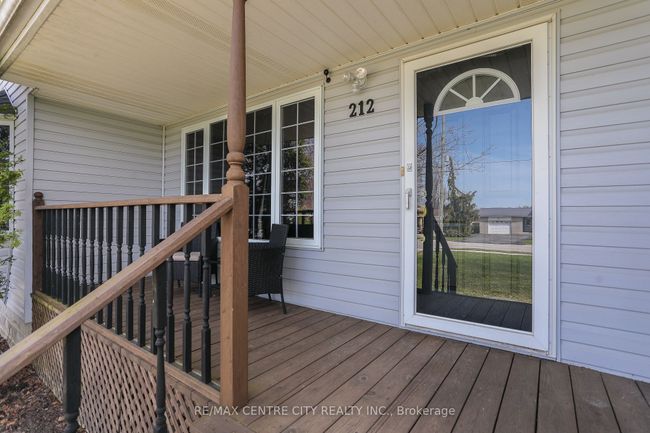 212 Queen St, House other with 4 bedrooms, 3 bathrooms and 6 parking in West Elgin ON | Image 4