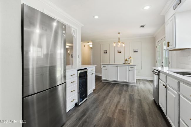 414 Demontluzin kitchen and bar | Image 6