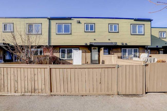 74 - 3809 45 Street Sw, Home with 3 bedrooms, 1 bathrooms and 1 parking in Calgary AB | Image 2
