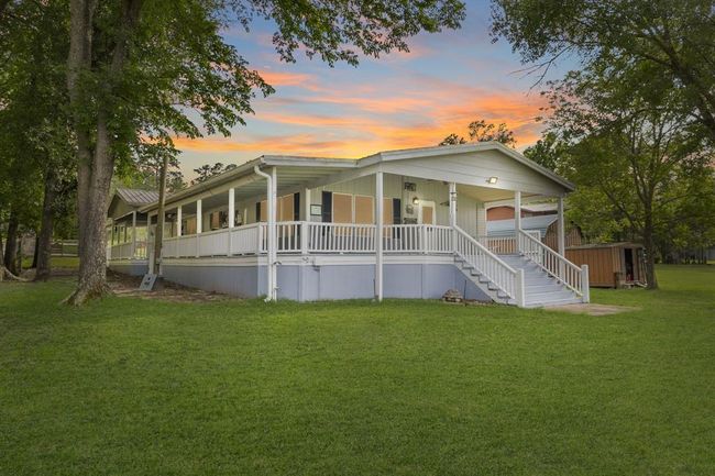 737 Lake Shore Dr, House other with 3 bedrooms, 2 bathrooms and 2 parking in Trinity TX | Image 5