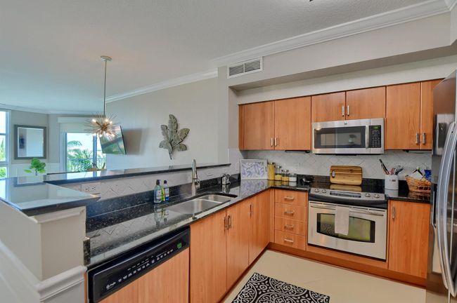 603 - 804 E Windward 603 Way, Condo with 2 bedrooms, 2 bathrooms and null parking in Lantana FL | Image 6