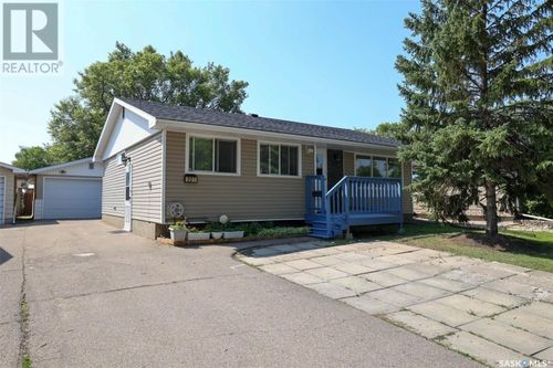 207 Cambridge Ave, Regina, SK, S4N0L6 | Card Image