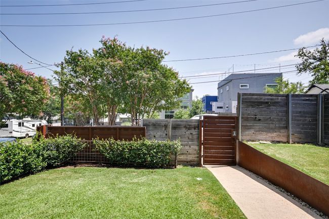 Front Yard | Image 13
