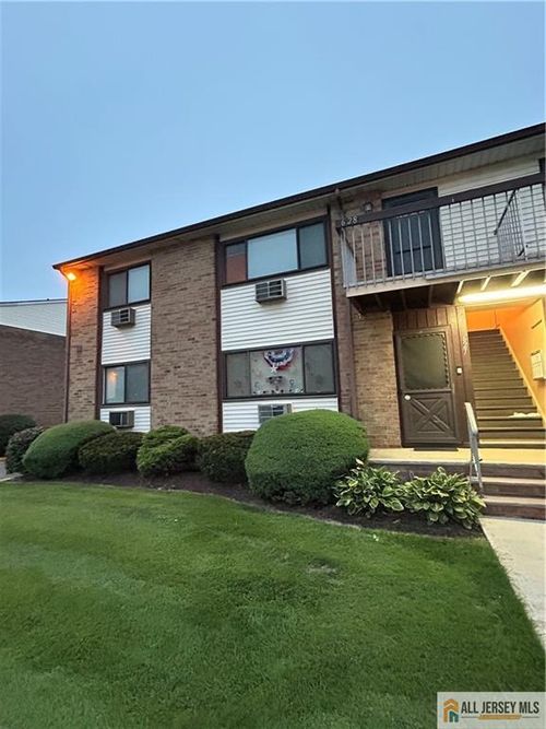 628 Cricket Ln, Woodbridge, NJ, 07095-1546 | Card Image