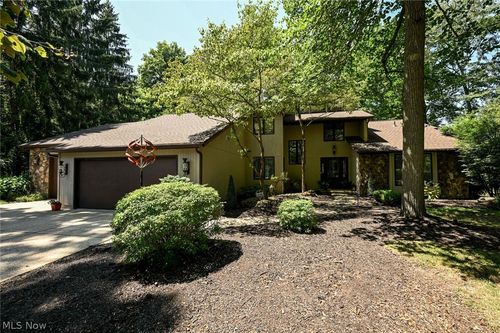 11197 Arrowhead Dr, Grafton, OH, 44044-9774 | Card Image