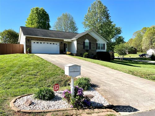 2090 Summerfield Cir, Conover, NC, 28613-8128 | Card Image