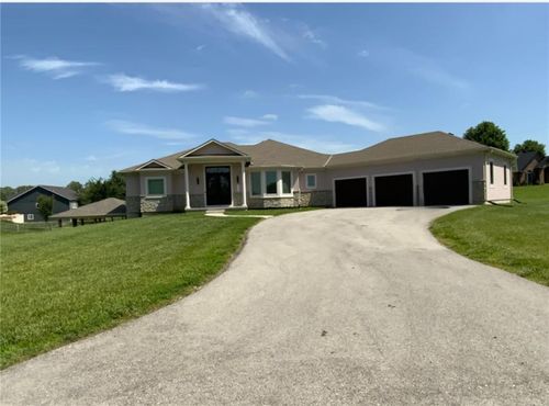 18144 Evans Rd, Tonganoxie, KS, 66086-5149 | Card Image