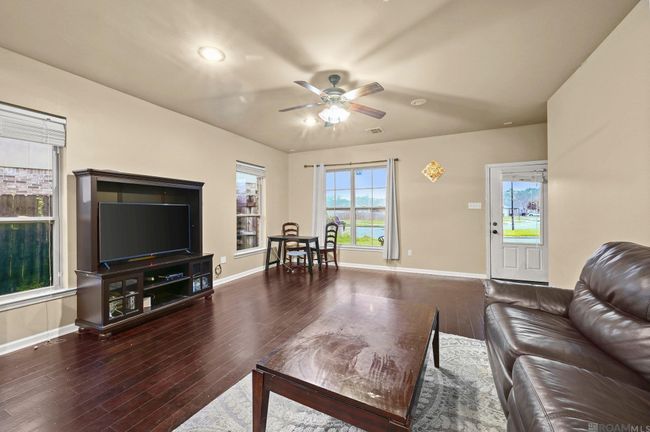 6916 Silver Springs Dr, House other with 4 bedrooms, 3 bathrooms and 4 parking in Greenwell Springs LA | Image 4