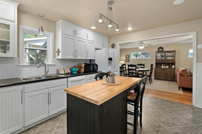 702 S Groos St, House other with 3 bedrooms, 2 bathrooms and 4 parking in Kyle TX | Image 12