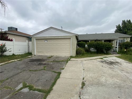 8332 Lullaby Ln, Panorama City, CA, 91402-3711 | Card Image