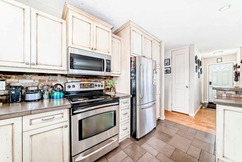 53 Wakefield Drive Sw, Calgary, AB, T3C2W8 | Card Image