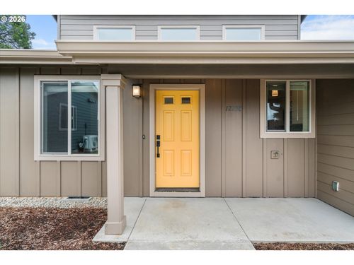 12258 Meadowlawn Dr, Oregon City, OR, 97045-8920 | Card Image