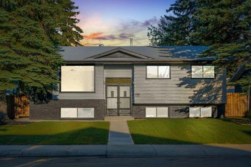 260 Queensland Circle Se, Calgary, AB, T2J4E5 | Card Image