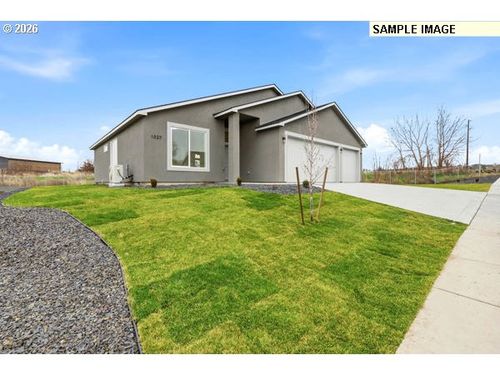 1242 Se Kimber Dr, Hermiston, OR, 97838-5400 | Card Image