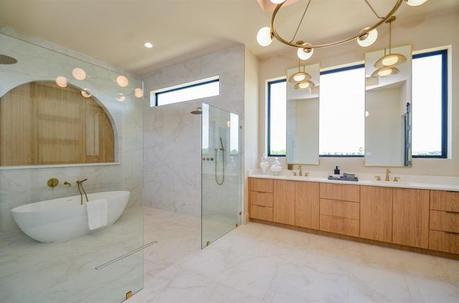 Primary bath. | Image 17
