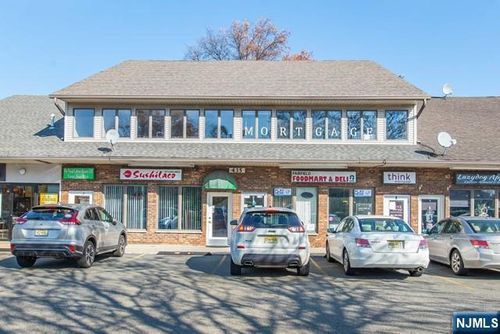437-435-437 Hollywood Ave, Fairfield, NJ, 07004-2438 | Card Image
