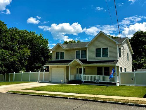 285 Daniel St, Lindenhurst, NY, 11757-3546 | Card Image