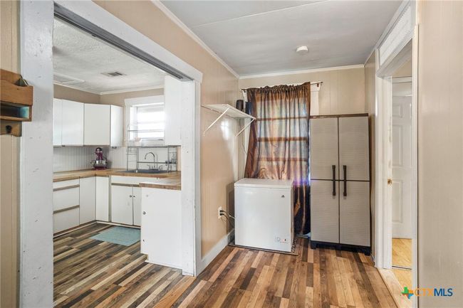 921 S Laurel Ave, House other with 3 bedrooms, 1 bathrooms and null parking in Luling TX | Image 4
