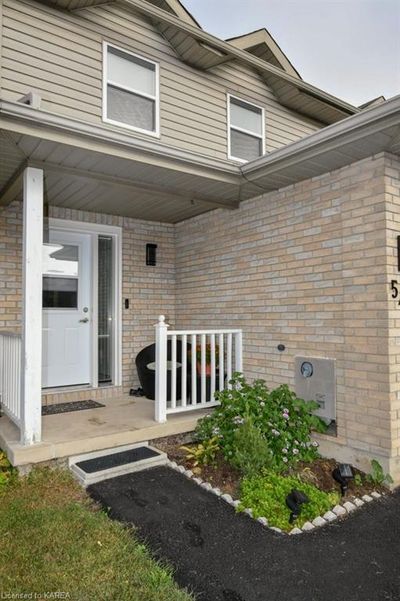 542 Garden St, Townhouse with 3 bedrooms, 1 bathrooms and 2 parking in Gananoque ON | Image 3