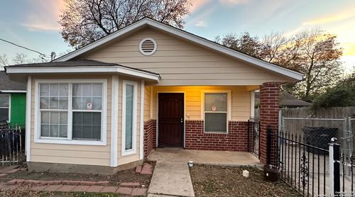 2220 S Laredo St, San Antonio, TX, 78207-6938 | Card Image