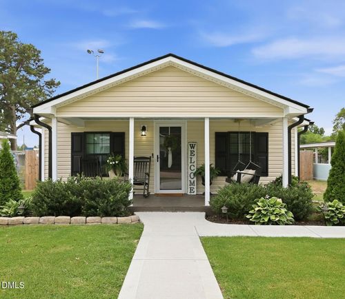 215 W Brocklyn St, Benson, NC, 27504-1827 | Card Image