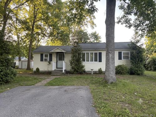 33 Elm Road E, Brookhaven, NY, 11951 | Card Image