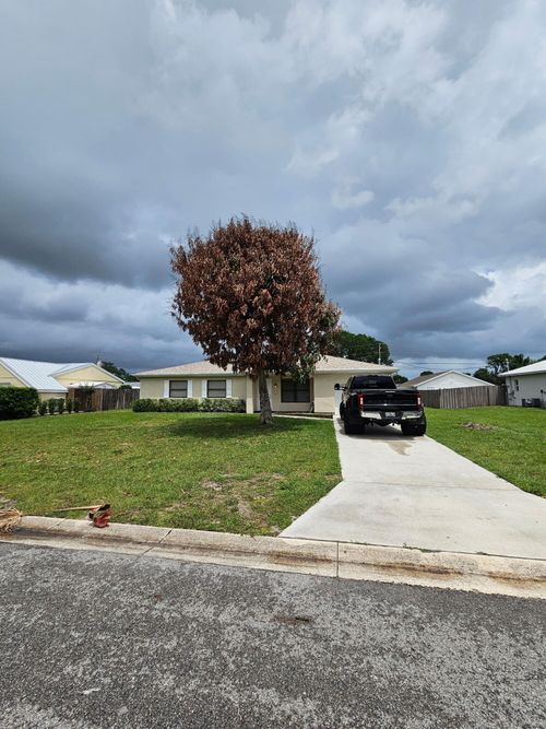 674 25th St Sw, Vero Beach, FL, 32962-8134 | Card Image