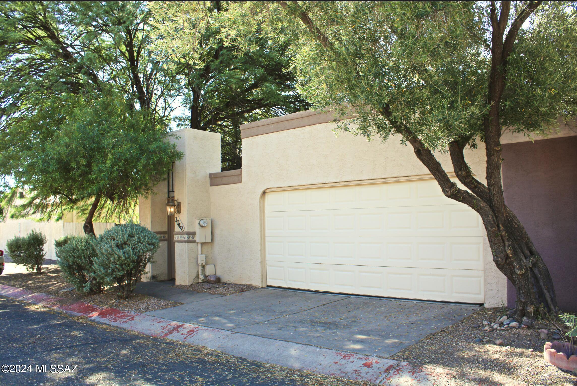 Avenida Obregon , Tucson, AZ 85746