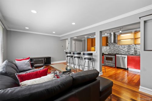 532 E Fox Hills Dr, Bloomfield Hills, MI, 48304-1302 | Card Image