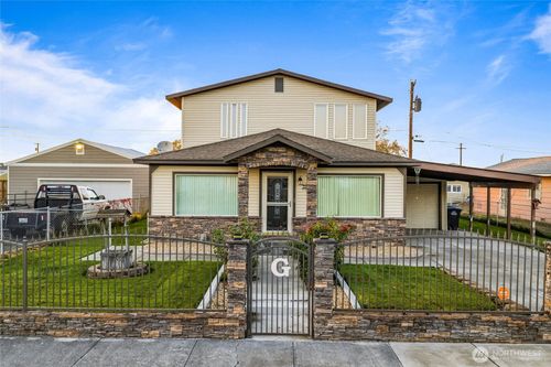 2208 W Spruce St, Moses Lake, WA, 98837-2855 | Card Image