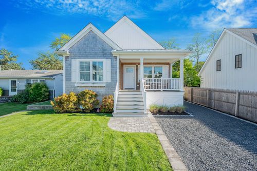 11 Willow St, Riverhead, NY, 11901-5911 | Card Image