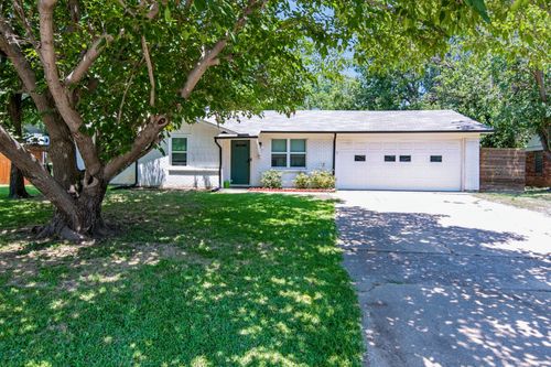 8005 Lazy Lane Rd, North Richland Hills, TX, 76180-7161 | Card Image