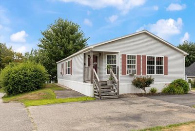 35 Octopus Avenue, House other with 3 bedrooms, 2 bathrooms and null parking in Portsmouth NH | Image 1