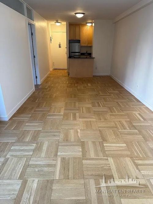 3m-435 E 79th St, New York, NY, 10075-1072 | Card Image