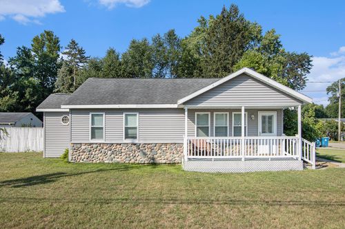 561 N Phelps St, Decatur, MI, 49045-8851 | Card Image