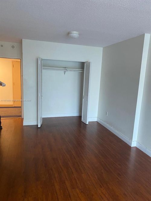 apt-330-400 Kings Point Dr, Sunny Isles Beach, FL, 33160-4733 | Card Image