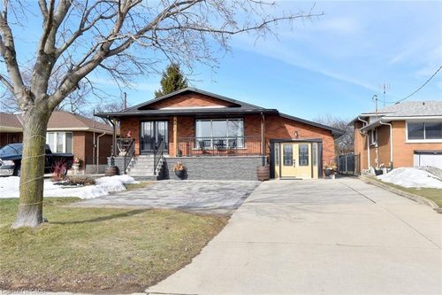 682 Mohawk Rd W, Hamilton, ON, L9C1X8 | Card Image